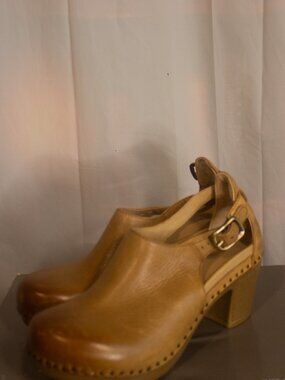 Dansko Tan Leather Heeled Clogs – Size 36 (US 5.5–6) – 2.5" Heel